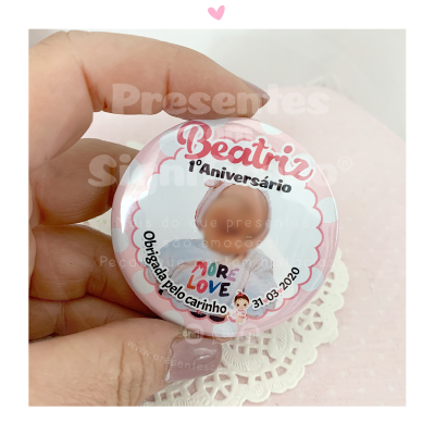 Anel de dentição rosa claro com texto comemorativo de aniversário