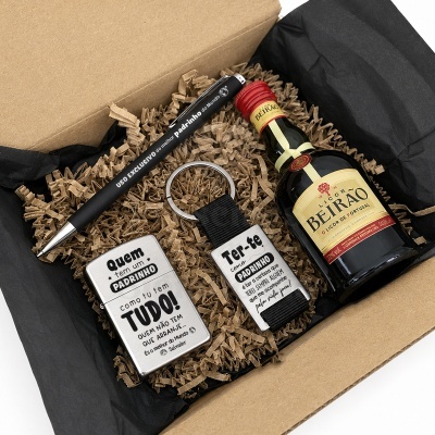Caixa oferta com Licor Beirão, caneta, isqueiro e chaveiro com mensagens para padrinho