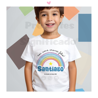 Camiseta branca infantil com estampado de arco-íris e texto alegre