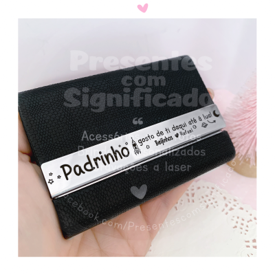 Carteira preta com placa metálica gravada
