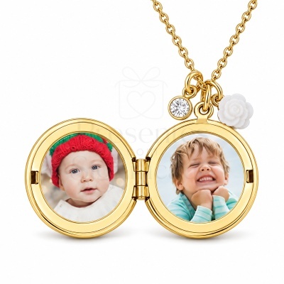 Colar dourado com medalhão redondo e fotos de crianças