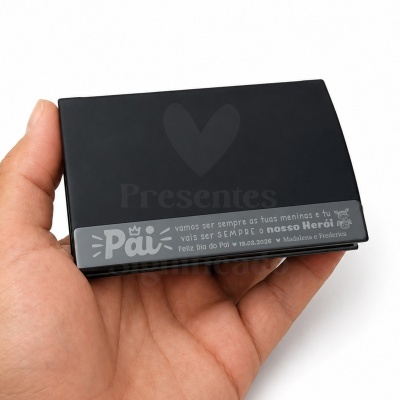 Estojo preto gravado com texto personalizado para o Dia do Pai, segurado por uma mão
