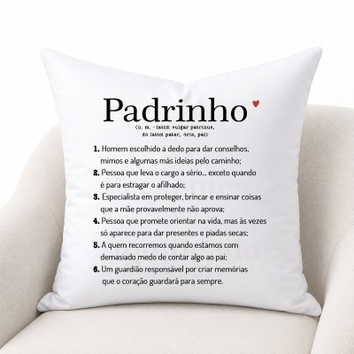Almofada branca com texto preto e vermelho sobre a definição de Padrinho colocada numa cadeira bege.