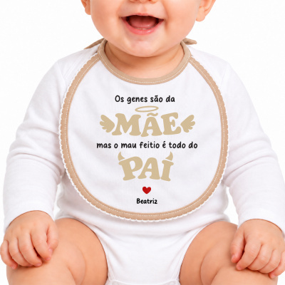 Babete branco bege com texto humorístico para bebé
