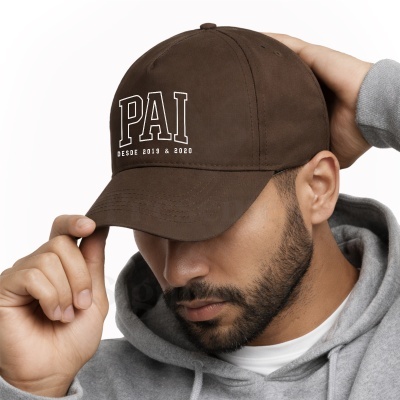 Boné castanho com texto branco usado por homem