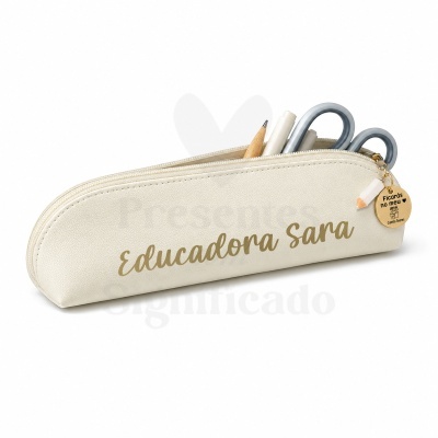 Estojo bege com texto educadora sara e pendente dourado com texto em português