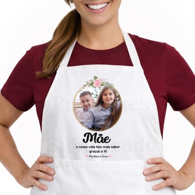 Avental branco com foto de duas crianças e texto personalizado para mãe.