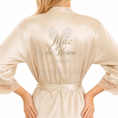 Robe bege de cetim com texto personalizado nas costas