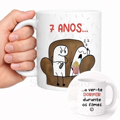Caneca com ilustração de bonecos e texto humorístico em português.