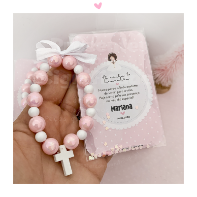 Pulseira de contas rosa e branca com cruz e embalagem para primeira comunhão