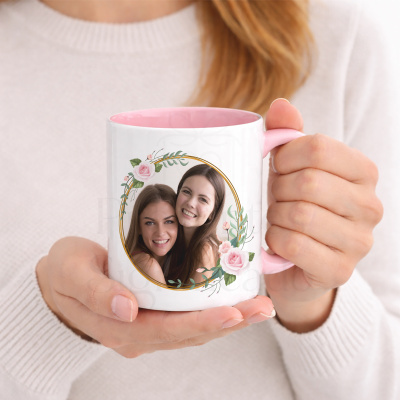 Caneca com fotografia e decoração floral