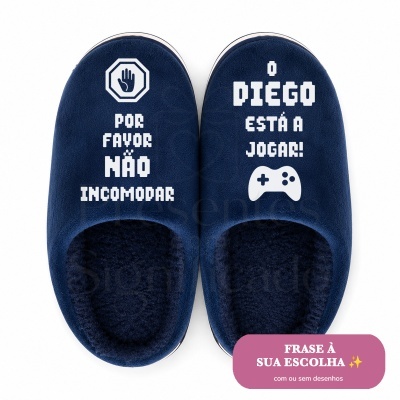 Chinelos azuis com frases personalizadas em branco e ícone de comando de videojogo