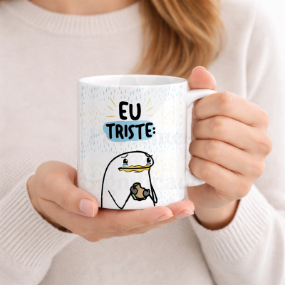 Caneca branca com desenho de pinguim triste e texto EU TRISTE: