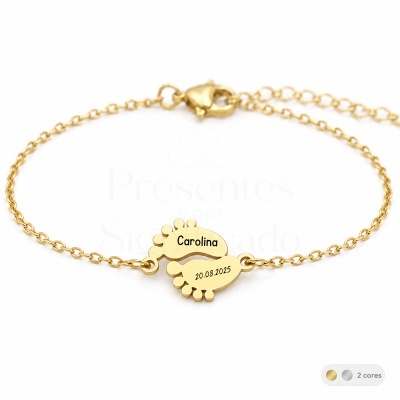 Pulseira dourada com pendente em forma de pés de bebé com nome e data gravados