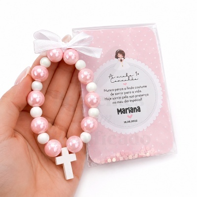 Pulseira de comunhão rosa e branca com cruz e embalagem decorada