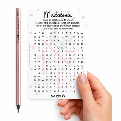 Cartão com sopa de letras personalizada e lápis rosa metalizado