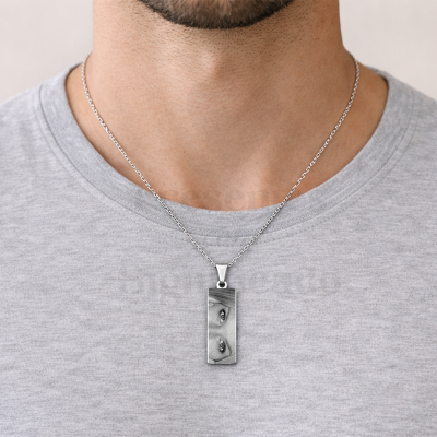 Colar prateado com pendente retangular em preto e branco