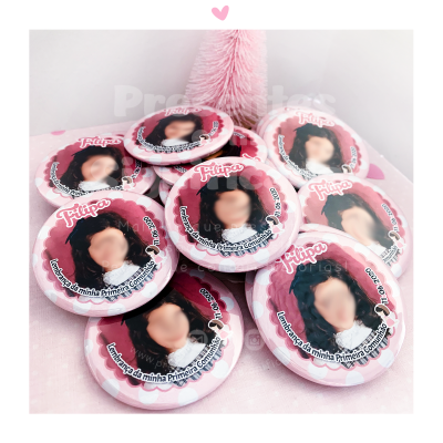 Botons redondos rosa com foto de criança e texto de primeira comunhão