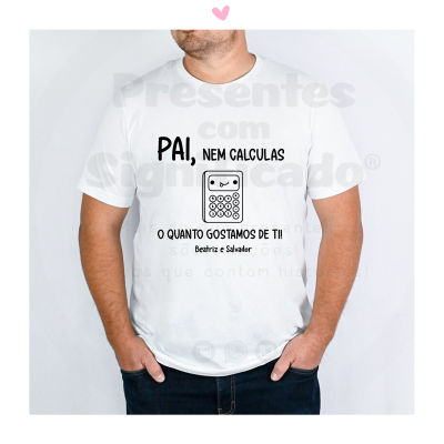 Homem a usar t-shirt branca com texto e desenho de calculadora em preto