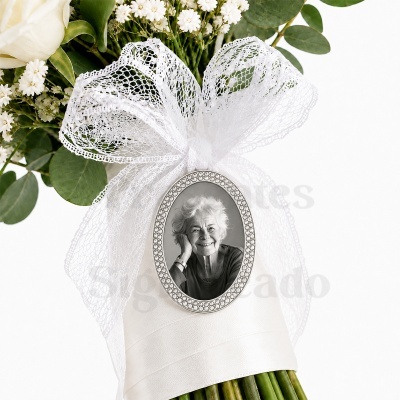 Ramo de flores com porta-retrato oval prateado e laço branco