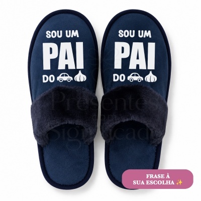 Chinelos azuis com forro felpudo e texto branco com pictogramas de carro e alho