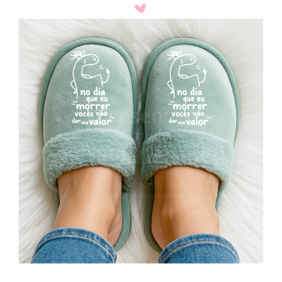 Chinelos verdes felpudos com caricatura e texto em português