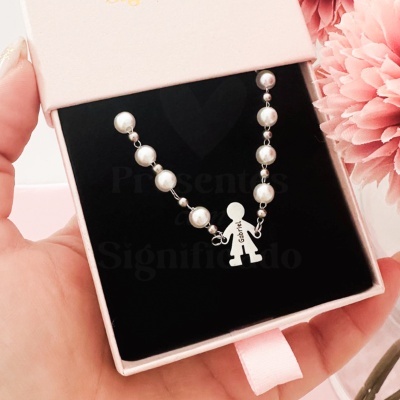 Colar com contas de pérola e pendente boneco prateado com nome Gonçalo em caixa