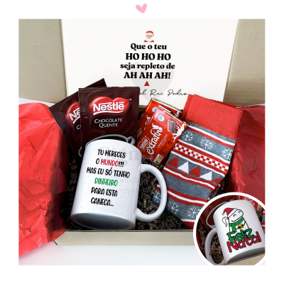 Caixa de presente com caneca, chocolates Nestlé, meias natalícias e mensagem personalizada