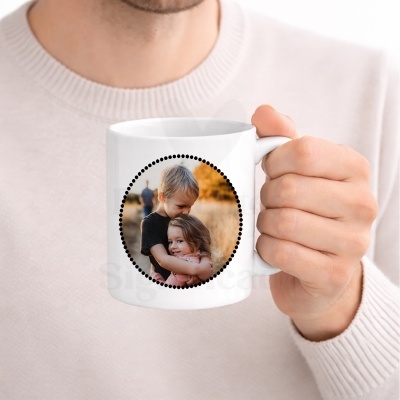 Caneca branca com foto de duas crianças abraçadas