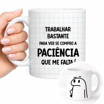 Caneca branca com texto em português e desenho de personagem expressando impaciência