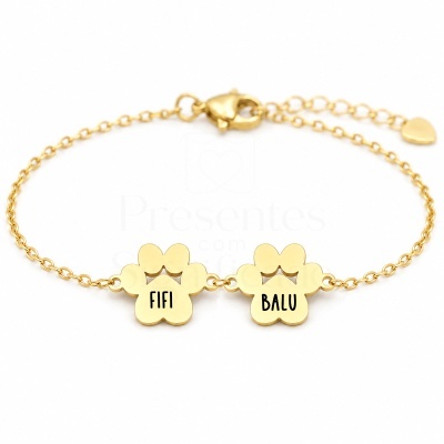 Pulseira dourada com medalhas em forma de pata com nomes gravados