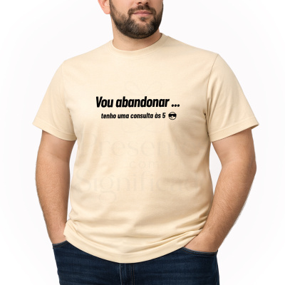 T-shirt bege com texto preto e emoji no peito usada por homem