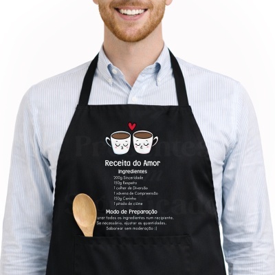 Avental preto com receita do amor em texto e ilustração de chávenas de café.