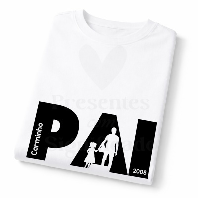 Camiseta branca com impressão preta e branca com a palavra PAI e silhueta de pai e criança