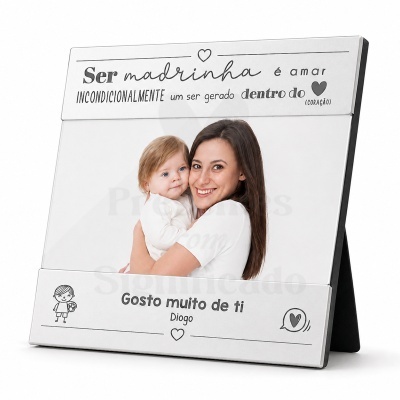 Porta-retratos metálico branco com foto de mulher e bebé, com texto em português sobre madrinha e mensagem de carinho.