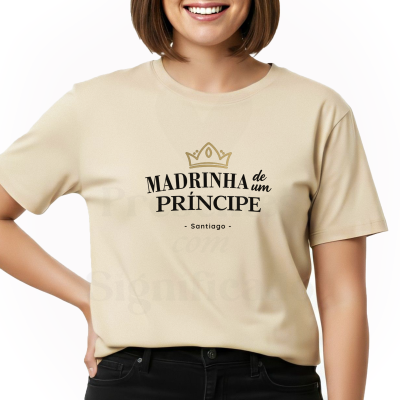 T-shirt bege com estampa MADRINHA de um PRÍNCIPE - Santiago - e coroa dourada