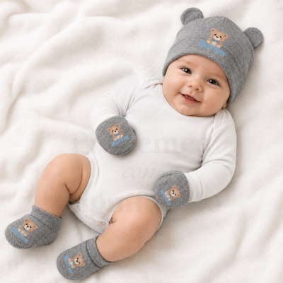 Bebé com gorro, luvas e meias cinza com estampado de ursinho e texto Martim