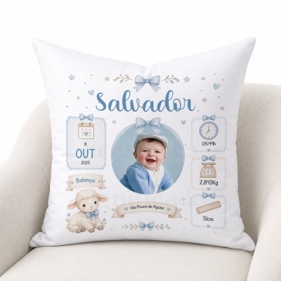 Almofada branca personalizada com nome Salvador e dados de nascimento com desenho de carneirinho azul