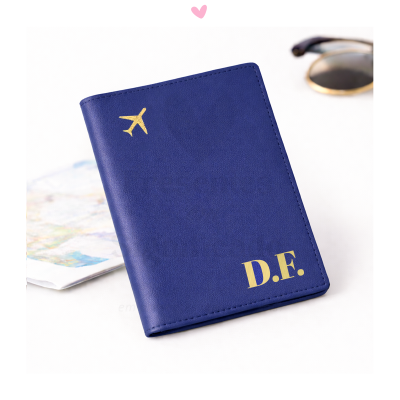 Capa de passaporte azul com avião dourado e letras D.F.