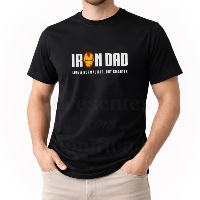 T-shirt preta com texto IRON DAD e máscara amarela e vermelha no centro.