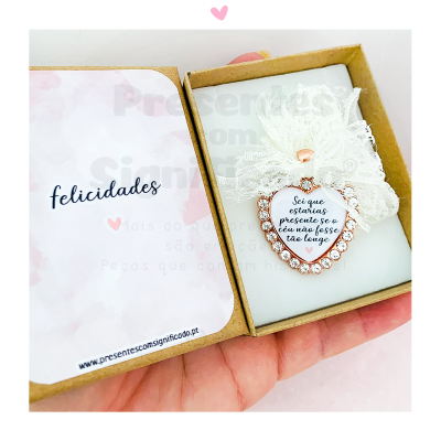 Colar com pendente em forma de coração rosa com borda dourada e brilhantes em caixa castanha