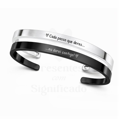 Braceletes metálicos prateado e preto com inscrições em português e corações
