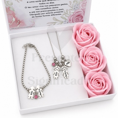 Conjunto de bijuteria com figura de menina e flores de espuma cor de rosa numa caixa branca