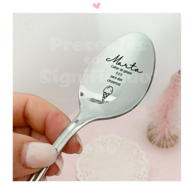 Colher de metal prateado com gravação personalizada e desenho de gelado