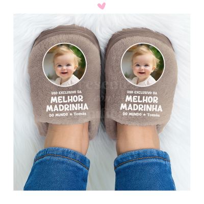 Pantufas castanhas com foto de bebé e texto para madrinha
