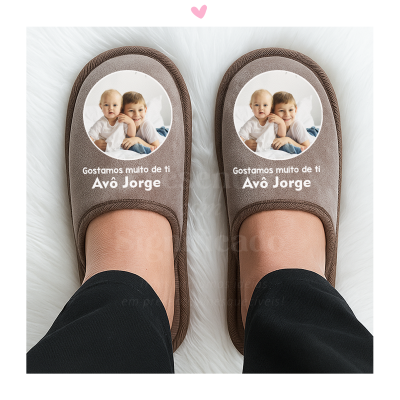 Pantufas castanhas personalizadas com foto de crianças e texto para Avô Jorge.