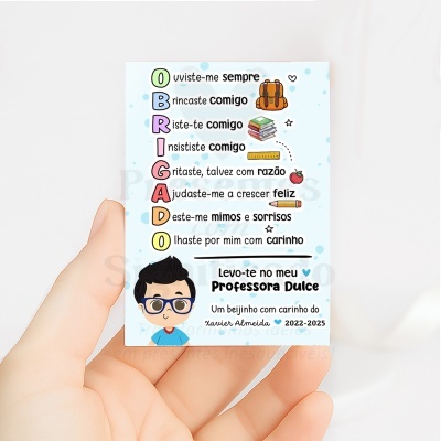 Cartão com texto dedicado a professora com ilustração de criança e ícones escolares.