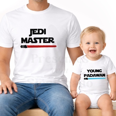 Camisola branca JEDI MASTER e body branco YOUNG PADAWAN para bebé sentados no banco de madeira
