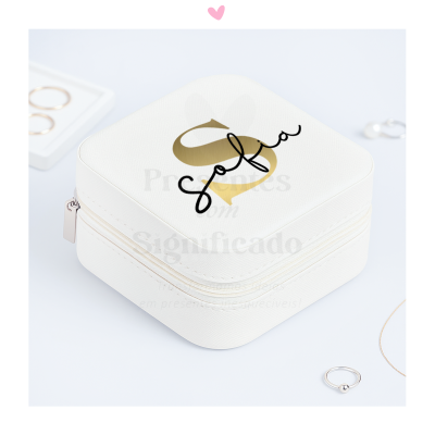 Caixa de joias branca com o nome Sofía e acessórios de joalharia ao redor