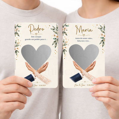 Cartões de convite personalizados com recorte de coração, flores decorativas e texto em português.